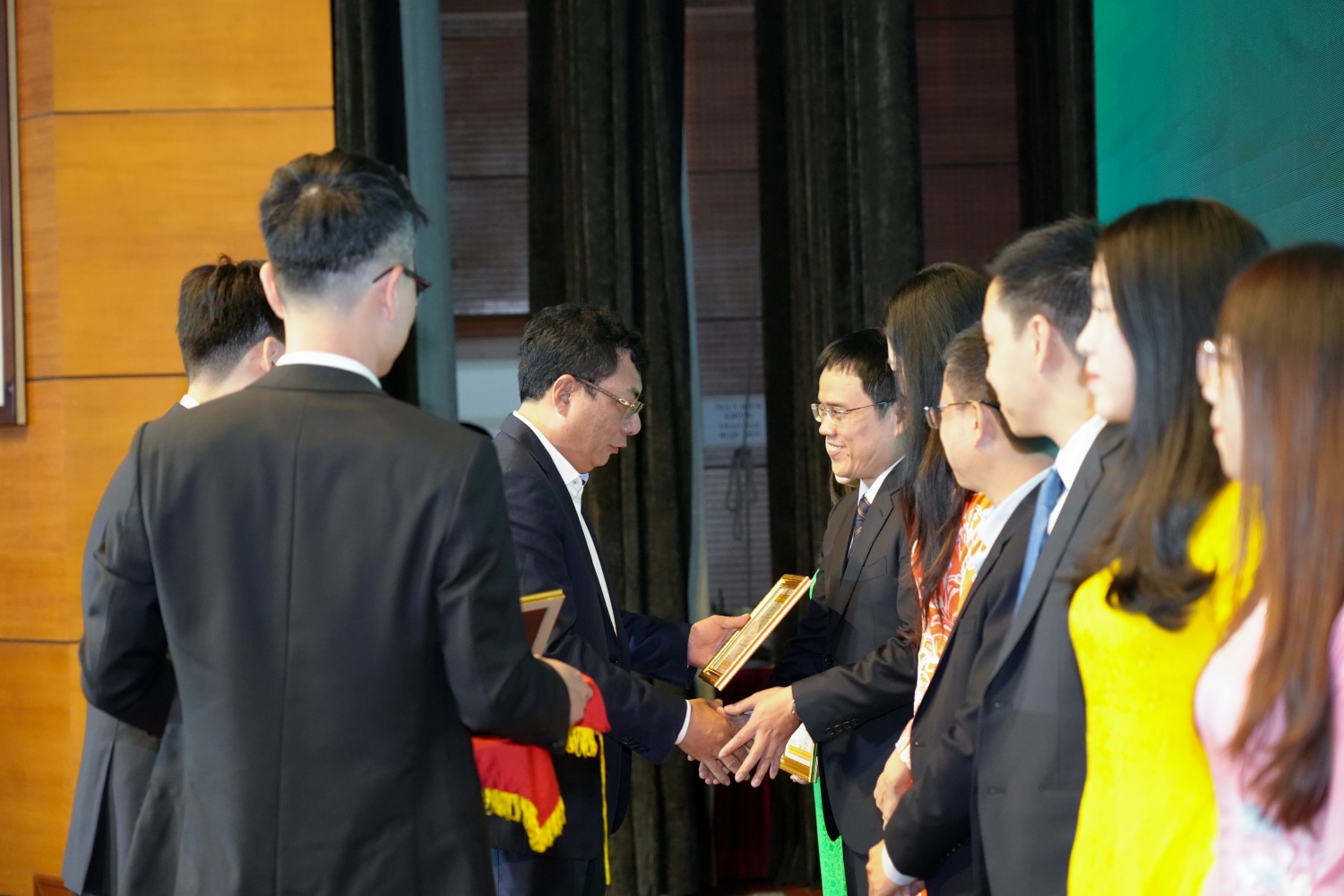 lên trao Giấy khen Tổng giám đốc Tập đoàn cho các cá nhân lên trao Giấy khen Tổng giám đốc Tập đoàn cho các cá nhân