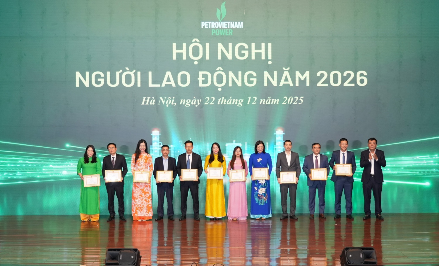 lên trao Giấy khen Tổng giám đốc Tập đoàn cho các cá nhân lên trao Giấy khen Tổng giám đốc Tập đoàn cho các cá nhân