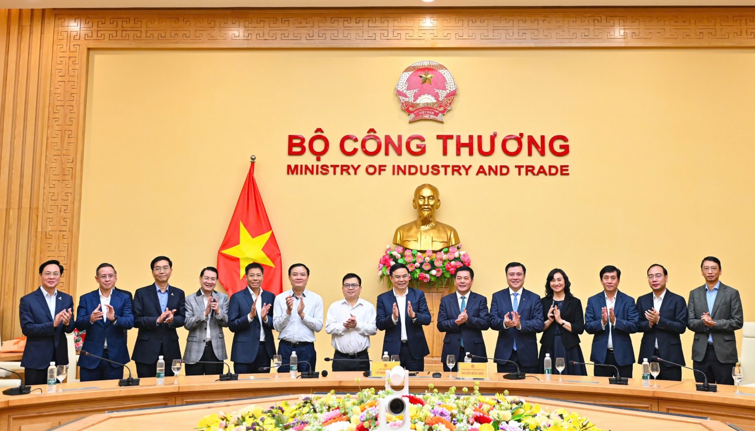 Đồng chí Lê Mạnh Hùng tiếp nhận bàn giao công tác Bí thư Đảng ủy, Quyền Bộ trưởng Bộ Công Thương