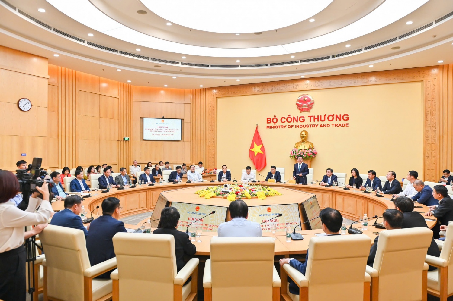 Đồng chí Lê Mạnh Hùng tiếp nhận bàn giao công tác Bí thư Đảng ủy, Quyền Bộ trưởng Bộ Công Thương