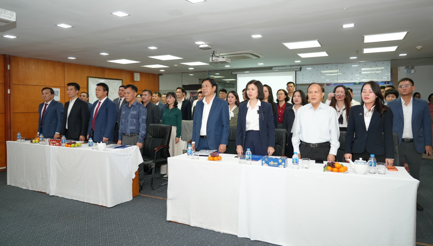 Các đại biểu thực hiện nghi lễ chào cờ Các đại biểu thực hiện nghi lễ chào cờ