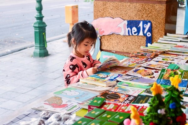 Em nhỏ hứng thú với các đầu sách được bày bán tại MỌT 2025: Vọng Miên Em nhỏ hứng thú với các đầu sách được bày bán tại MỌT 2025: Vọng Miên