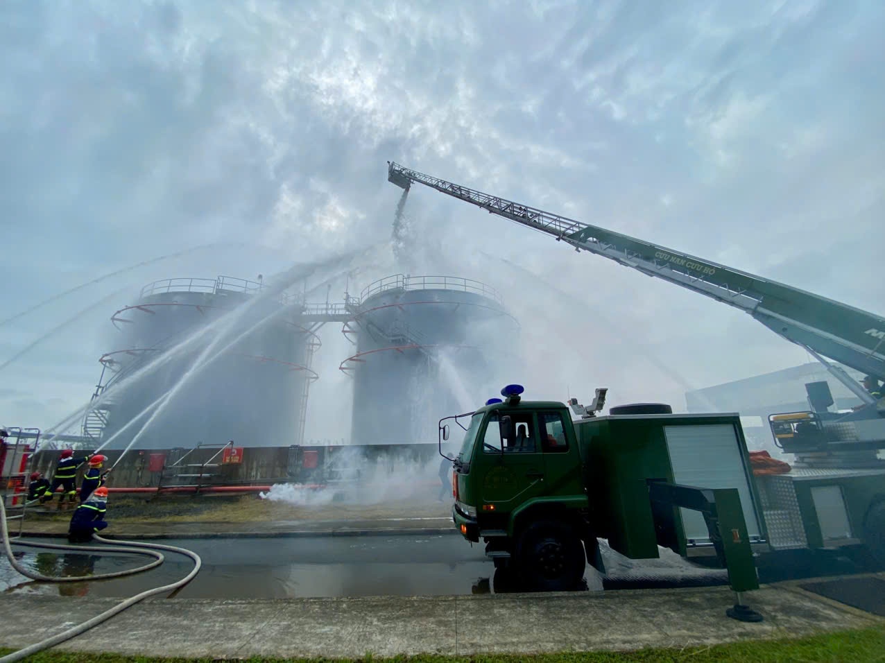 [Chùm ảnh] NMNĐ Sông Hậu 1 diễn tập PCCC và cứu hộ