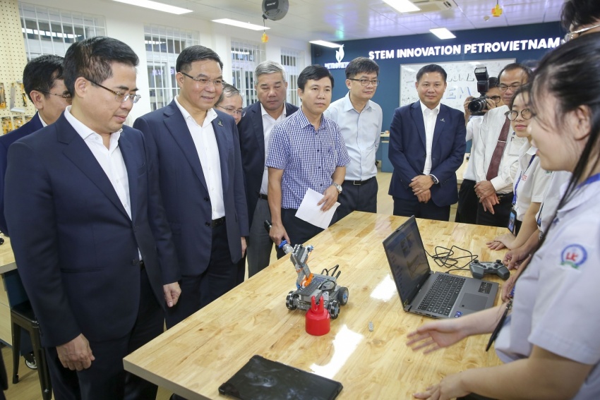 STEM classroom in Quang Ngai: Nurturing an innovative mindset and empowering students to master technology