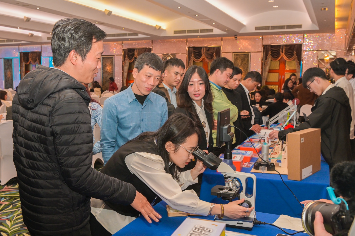 Giáo viên tham gia tập huấn được giới thiệu, hướng dẫn sử dụng các sản phẩm, thiết bị trong phòng STEM, trực tiếp trải nghiệm và thực hành xây dựng bài học, dự án học tập