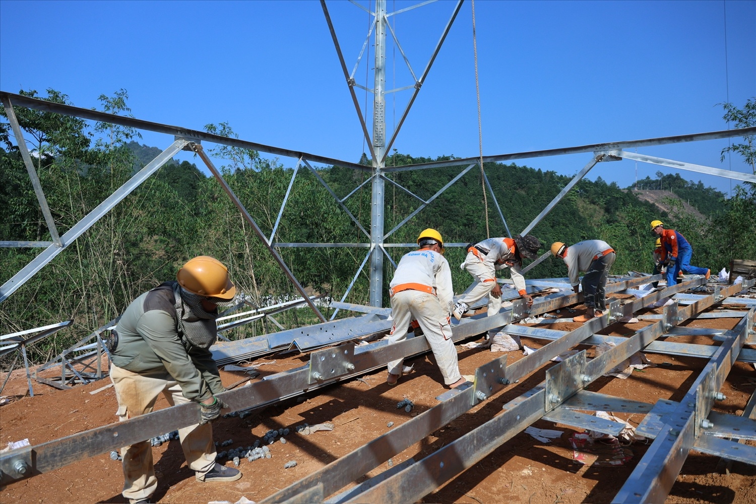 EVN: Năm 2025, giải ngân đầu tư gần 126 ngàn tỷ, hoàn thành cấp điện cho 129 thôn bản “lõm sóng, lõm điện”