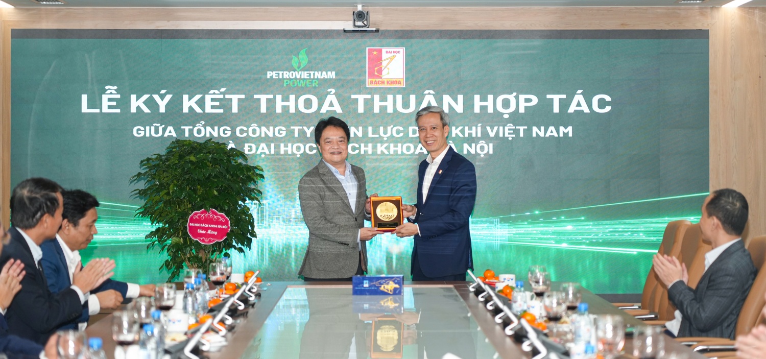 PV Power và Đại học Bách khoa Hà Nội biểu trưng lưu niệm tại buổi llễ PV Power và Đại học Bách khoa Hà Nội biểu trưng lưu niệm tại buổi llễ