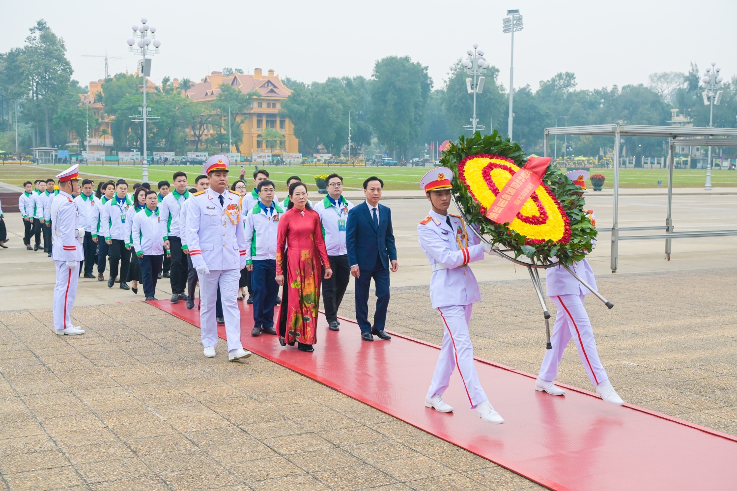 Các đại biểu dâng hoa bày tỏ lòng thành kính trước anh linh Chủ tịch Hồ Chí Minh vĩ đại. Các đại biểu dâng hoa bày tỏ lòng thành kính trước anh linh Chủ tịch Hồ Chí Minh vĩ đại.