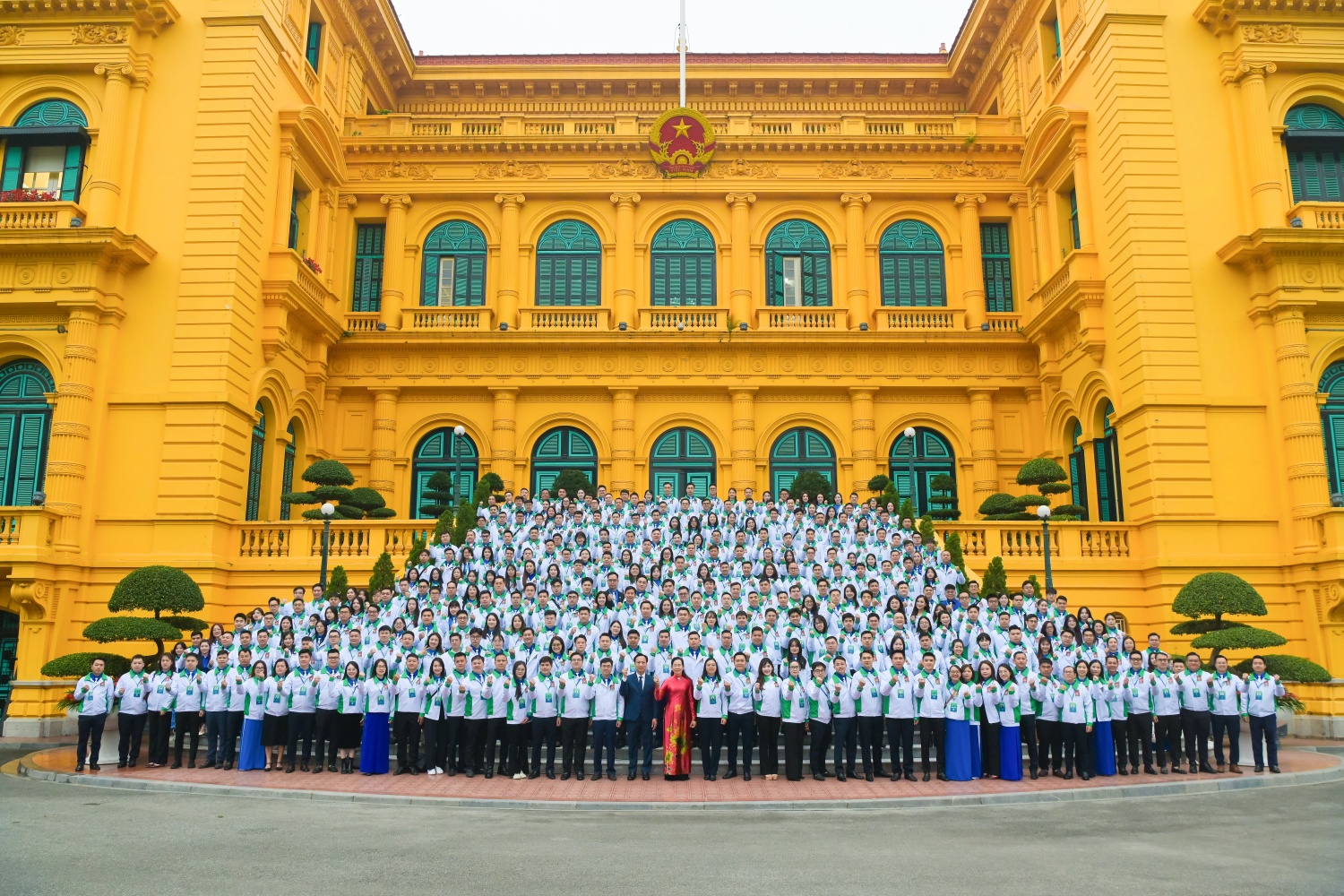Đoàn đại biểu dự Đại hội Đoàn Thanh niên Chính phủ lần thứ I báo công dâng Bác Đoàn đại biểu dự Đại hội Đoàn Thanh niên Chính phủ lần thứ I báo công dâng Bác