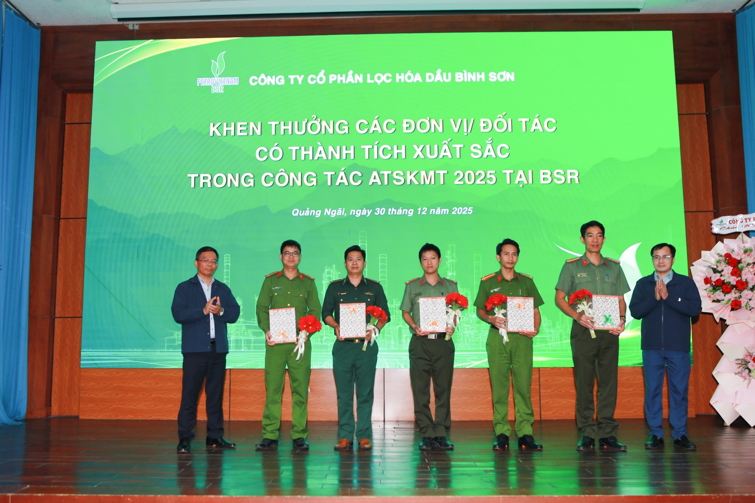 Đại diện BSR trao phần thưởng cho các cơ quan, đơn vị đã có những đóng góp tích cực trong công tác phối hợp đảm bảo ATSKMT của BSR trong năm 2025.
