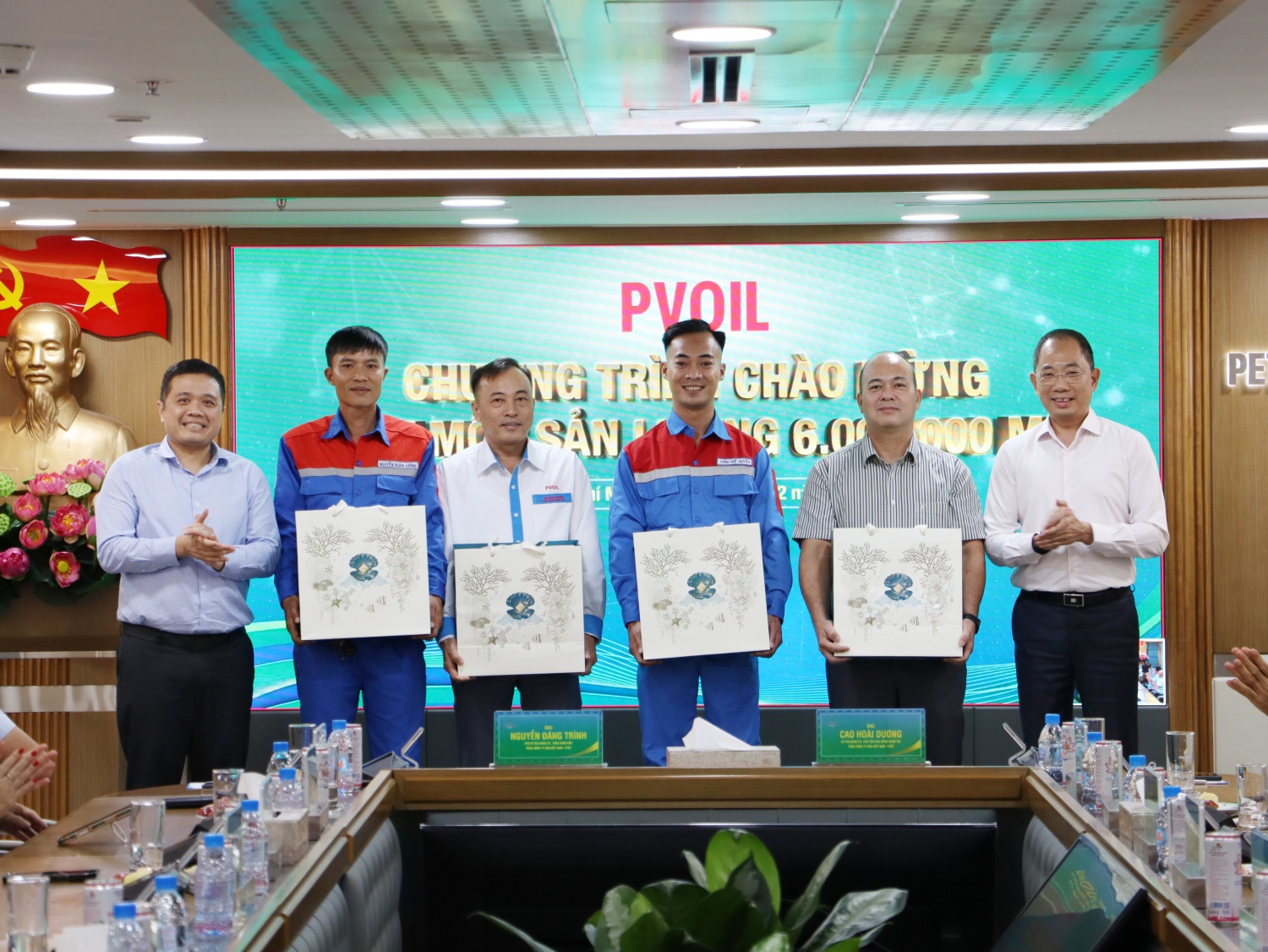Ông Cao Hoài Dương – Bí thư Đảng ủy, Chủ tịch HĐQT PVOIL và ông Nguyễn Đăng Trình – Phó Bí thư Đảng ủy, Tổng Giám đốc PVOIL tặng quà cho đại diện người lao động PVOIL khối văn phòng, khối cửa hàng xăng dầu, khối kho xăng dầu, khối vận tải