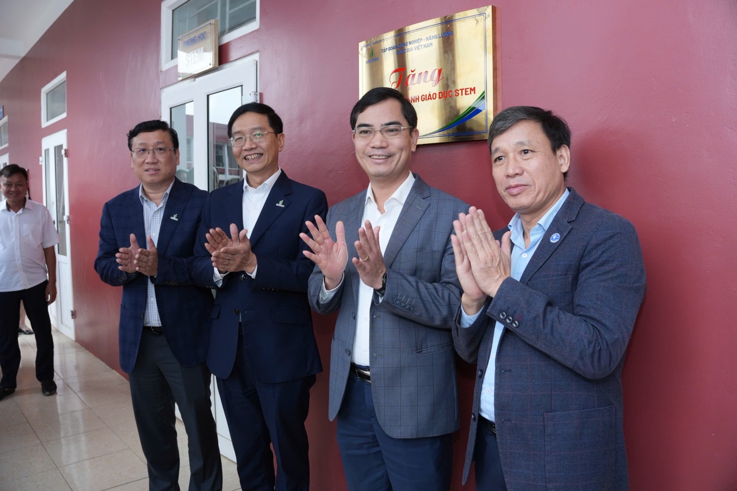 [Chùm ảnh] Petrovietnam khánh thành 3 phòng STEM tại Nghệ An và Hà Tĩnh