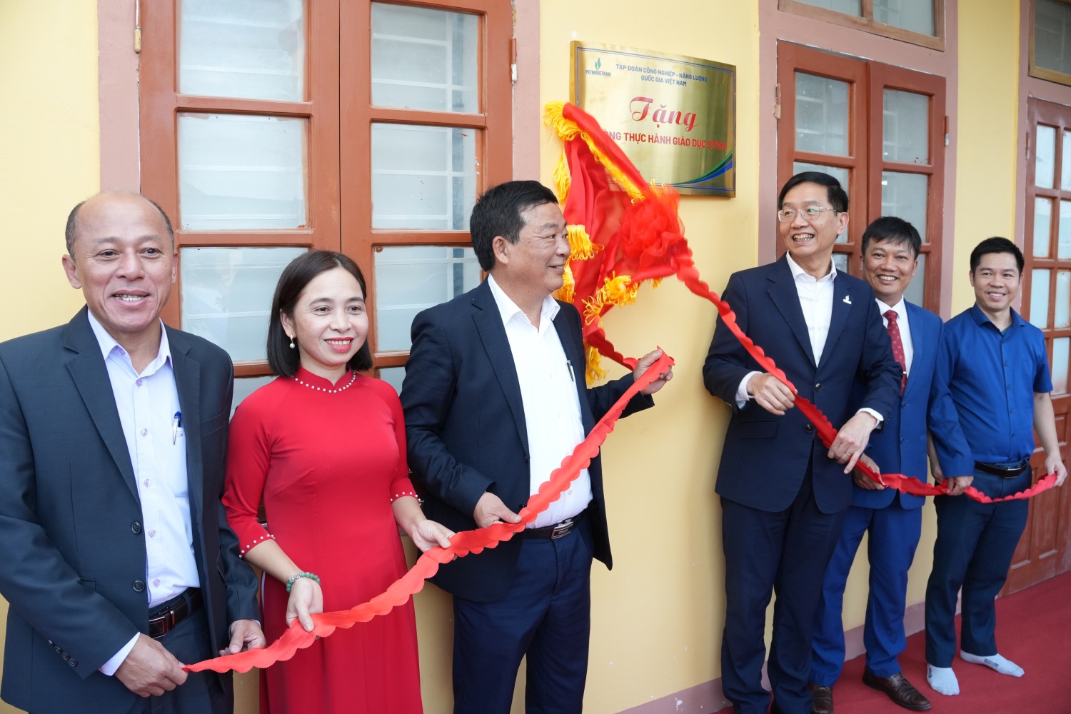 [Chùm ảnh] Petrovietnam khánh thành 3 phòng STEM tại Nghệ An và Hà Tĩnh