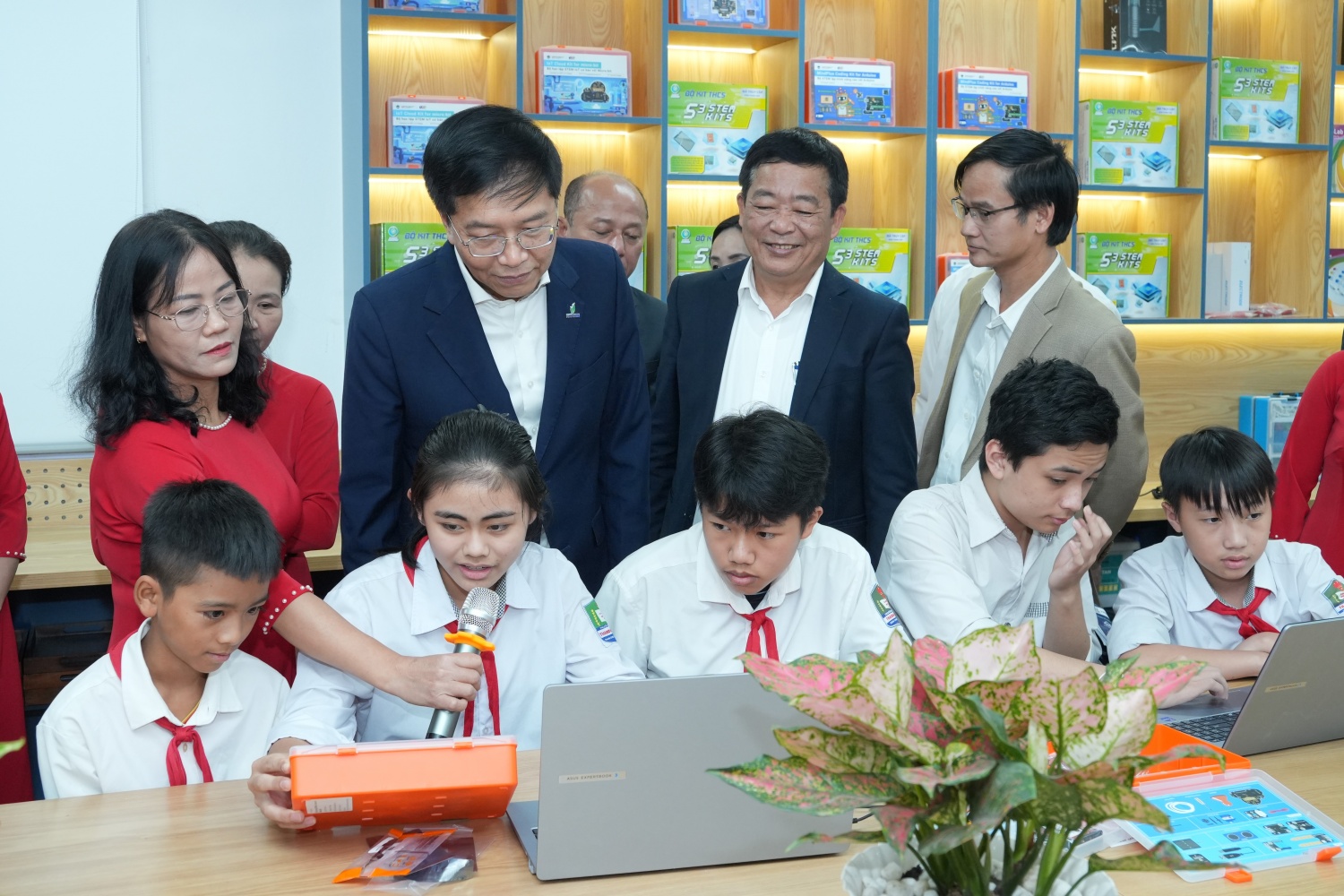 [Chùm ảnh] Petrovietnam khánh thành 3 phòng STEM tại Nghệ An và Hà Tĩnh