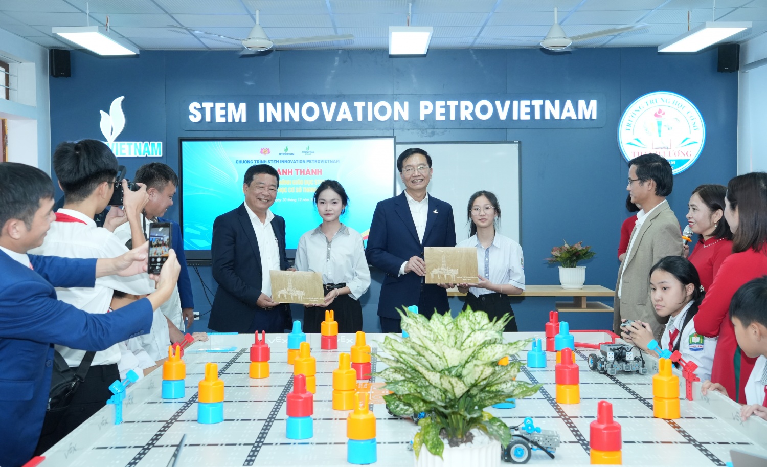 [Chùm ảnh] Petrovietnam khánh thành 3 phòng STEM tại Nghệ An và Hà Tĩnh