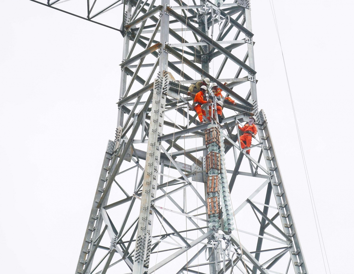 Dấu ấn trên những công trình điện “vươn khơi - vượt núi - băng rừng”