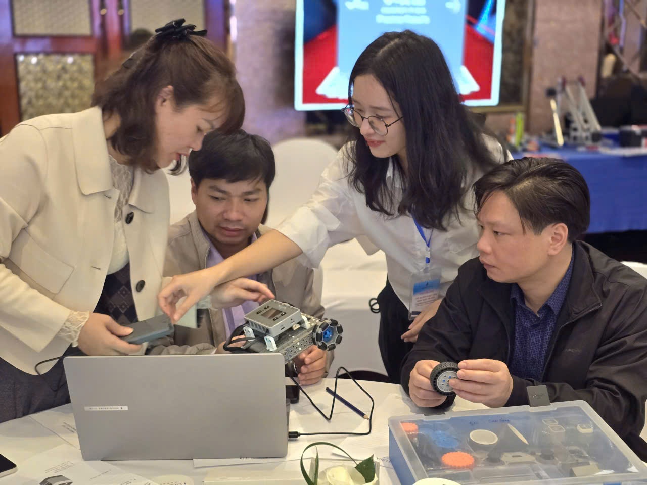 Từ phòng STEM đến hành trang công dân số cho học sinh miền núi