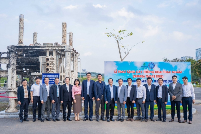 PVEP-POC và Trường Đại học Mỏ - Địa chất ký kết thỏa thuận hợp tác và trao tặng thiết bị dầu khí lịch sử. PVEP-POC và Trường Đại học Mỏ - Địa chất ký kết thỏa thuận hợp tác và trao tặng thiết bị dầu khí