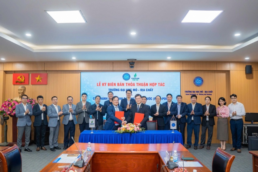 PVEP-POC và Trường Đại học Mỏ - Địa chất ký kết thỏa thuận hợp tác và trao tặng thiết bị dầu khí lịch sử. PVEP-POC và Trường Đại học Mỏ - Địa chất ký kết thỏa thuận hợp tác và trao tặng thiết bị dầu khí