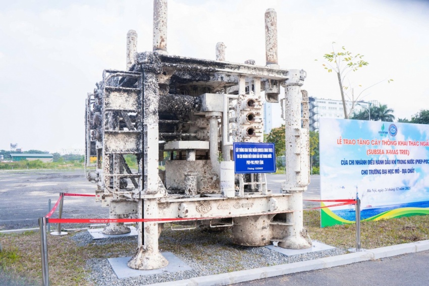 PVEP-POC và Trường Đại học Mỏ - Địa chất ký kết thỏa thuận hợp tác và trao tặng thiết bị dầu khí lịch sử. PVEP-POC và Trường Đại học Mỏ - Địa chất ký kết thỏa thuận hợp tác và trao tặng thiết bị dầu khí