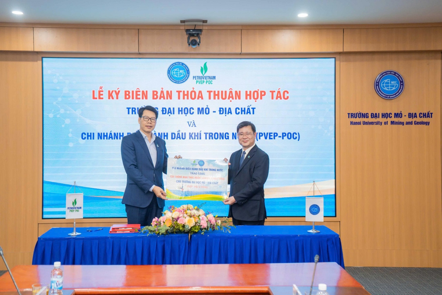 PVEP-POC và Trường Đại học Mỏ - Địa chất ký kết thỏa thuận hợp tác và trao tặng thiết bị dầu khí lịch sử. PVEP-POC và Trường Đại học Mỏ - Địa chất ký kết thỏa thuận hợp tác và trao tặng thiết bị dầu khí lịch sử.