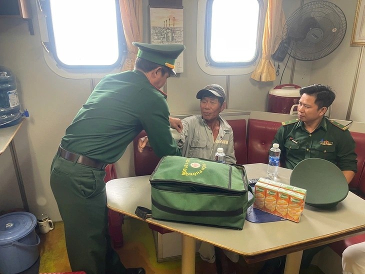 Tàu PTSC 03 kịp thời cứu ngư dân trôi dạt trên biển Dung Quất Tàu PTSC 03 kịp thời cứu ngư dân trôi dạt trên biển Dung Quất