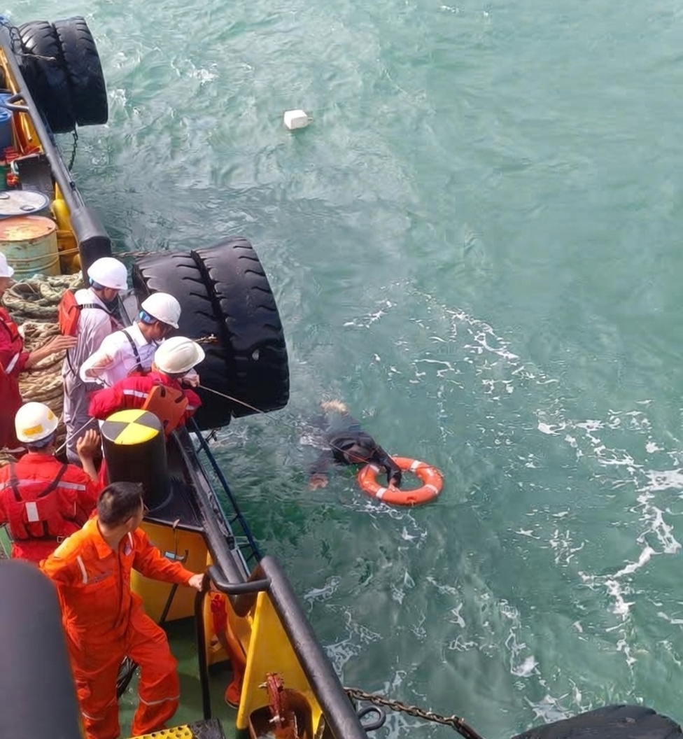 Tàu PTSC 03 kịp thời cứu ngư dân trôi dạt trên biển Dung Quất Tàu PTSC 03 kịp thời cứu ngư dân trôi dạt trên biển Dung Quất