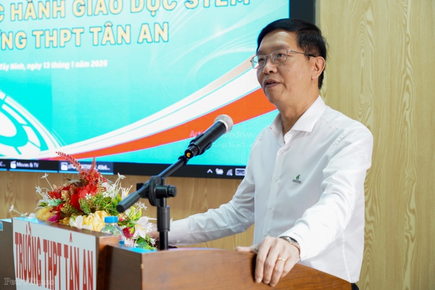 Khi học sinh lần đầu chạm tay vào robot