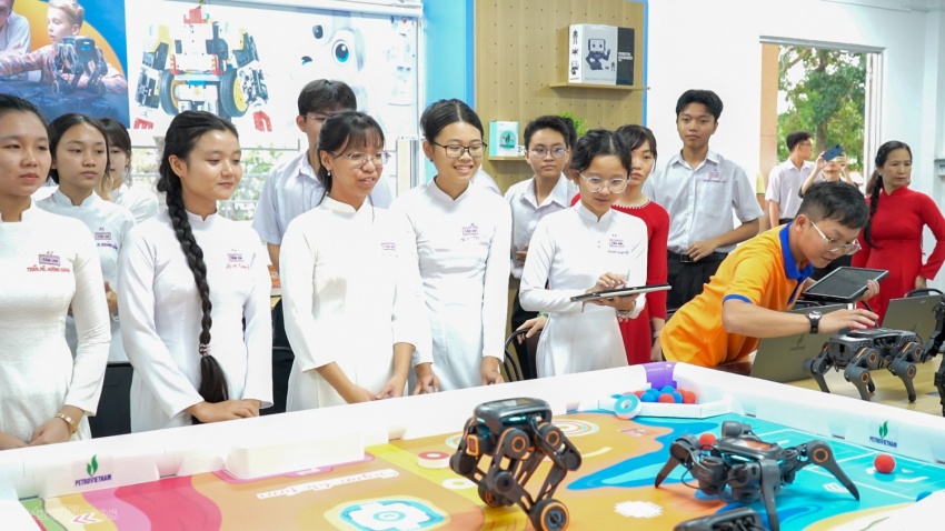 Khi học sinh lần đầu chạm tay vào robot