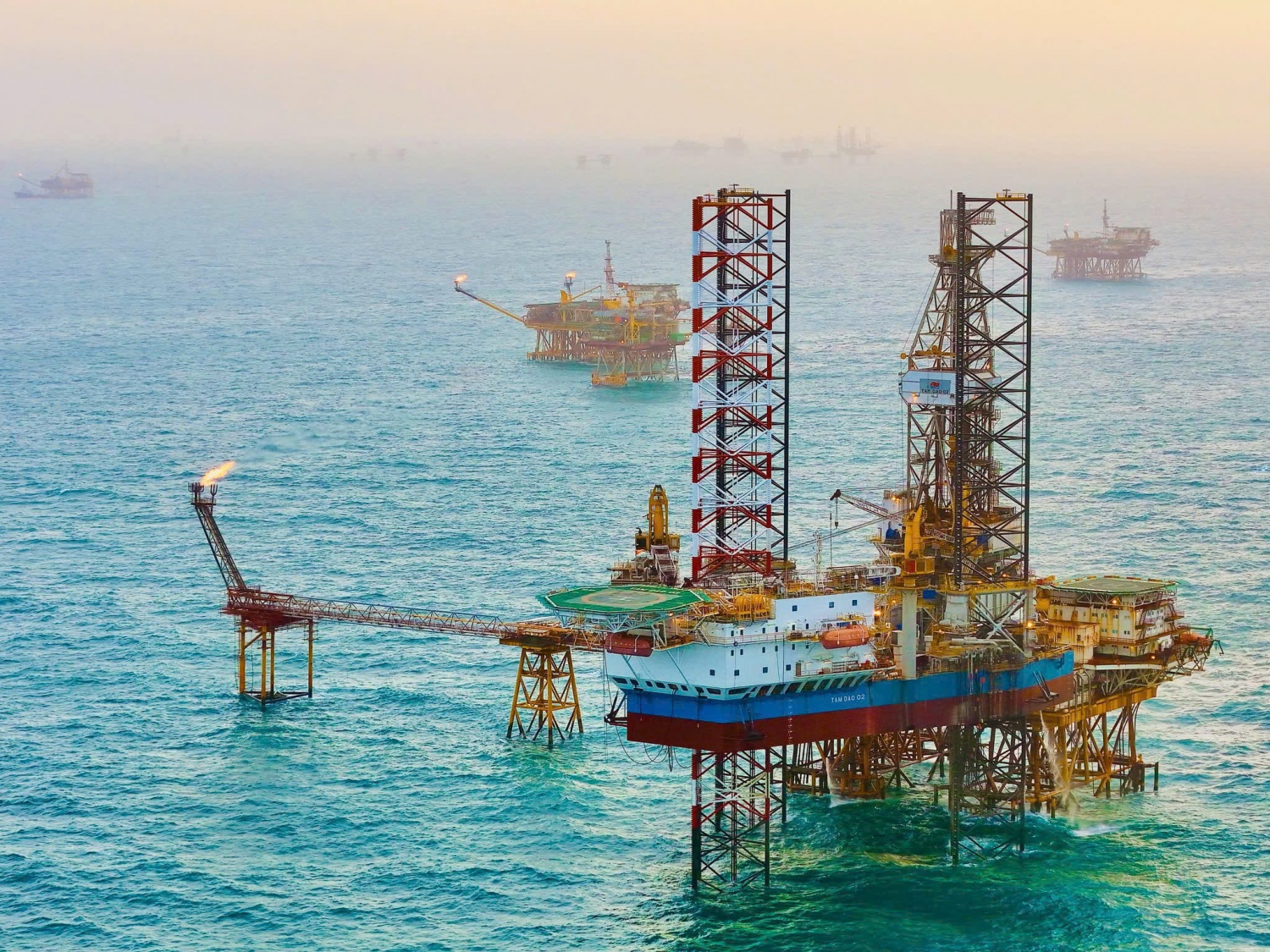 Nhóm dầu khí, năng lượng được dự báo triển vọng tích cực - Ảnh: Phạm Phương