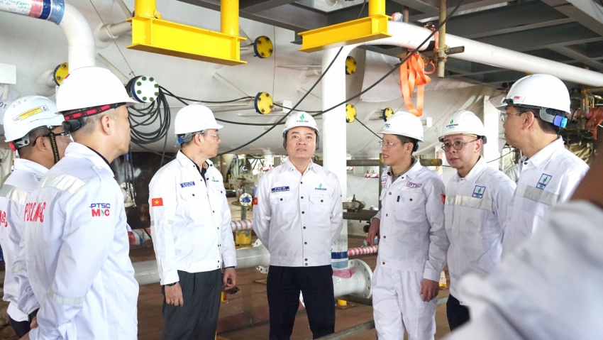 Chủ tịch HĐTV Petrovietnam Lê Ngọc Sơn chúc Tết và động viên người lao động trên công trường Dự án Lô B