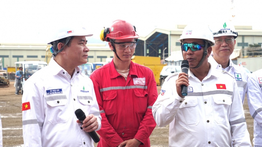 Chủ tịch HĐTV Petrovietnam Lê Ngọc Sơn chúc Tết và động viên người lao động trên công trường Dự án Lô B