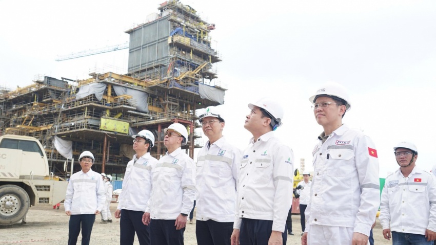 Chủ tịch HĐTV Petrovietnam Lê Ngọc Sơn chúc Tết và động viên người lao động trên công trường Dự án Lô B