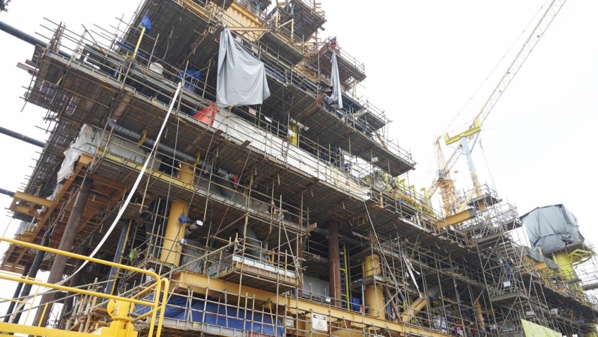 Chủ tịch HĐTV Petrovietnam Lê Ngọc Sơn chúc Tết và động viên người lao động trên công trường Dự án Lô B