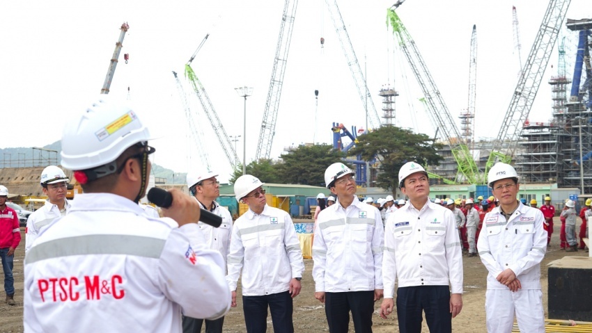 Chủ tịch Petrovietnam Lê Ngọc Sơn chúc Tết và động viên người lao động trên công trường dự án Lô B