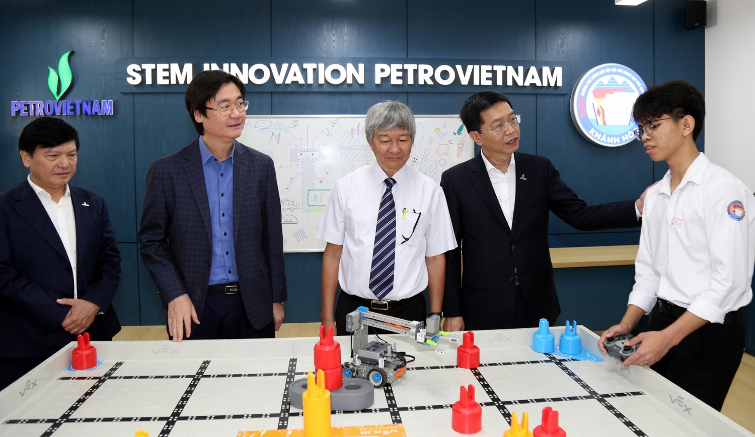 Khánh thành các phòng STEM Innovation Petrovietnam tại Khánh Hòa: Lan tỏa đổi mới sáng tạo từ giáo dục