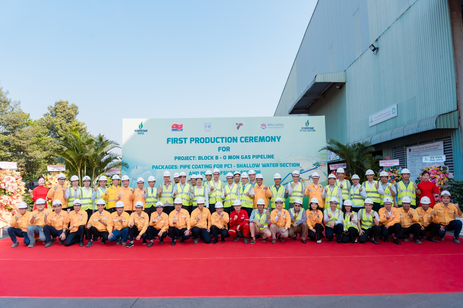 Lãnh đạo, CBCNV của Chủ đầu tư, Tổng thầu và PV GAS COATING thể hiện quyết tâm hoàn thành công tác bọc ống đảm bảo an toàn, chất lượng và đúng tiến độ