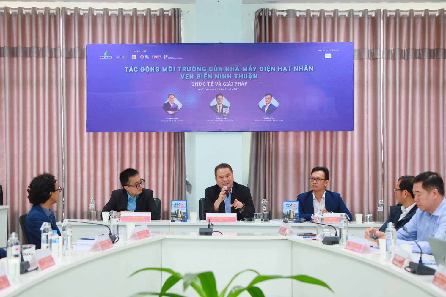 Các diễn giả tại toạ đàm bao gồm: T.S Phạm Tuấn Hiệp – chuyên gia Tập đoàn Điện lực Pháp (EDF), Tổng Thư ký VietNuc, dịch giả cuốn sách Năng lượng hạt nhân - Vì sao?; TS. Lê Anh Vân – Phó Hiệu trưởng Trường Đại học Thái Bình Dương; ông Trần Sĩ Chương – chuyên gia Kinh tế, cố vấn phát triển doanh nghiệp, cựu kỹ sư điện.