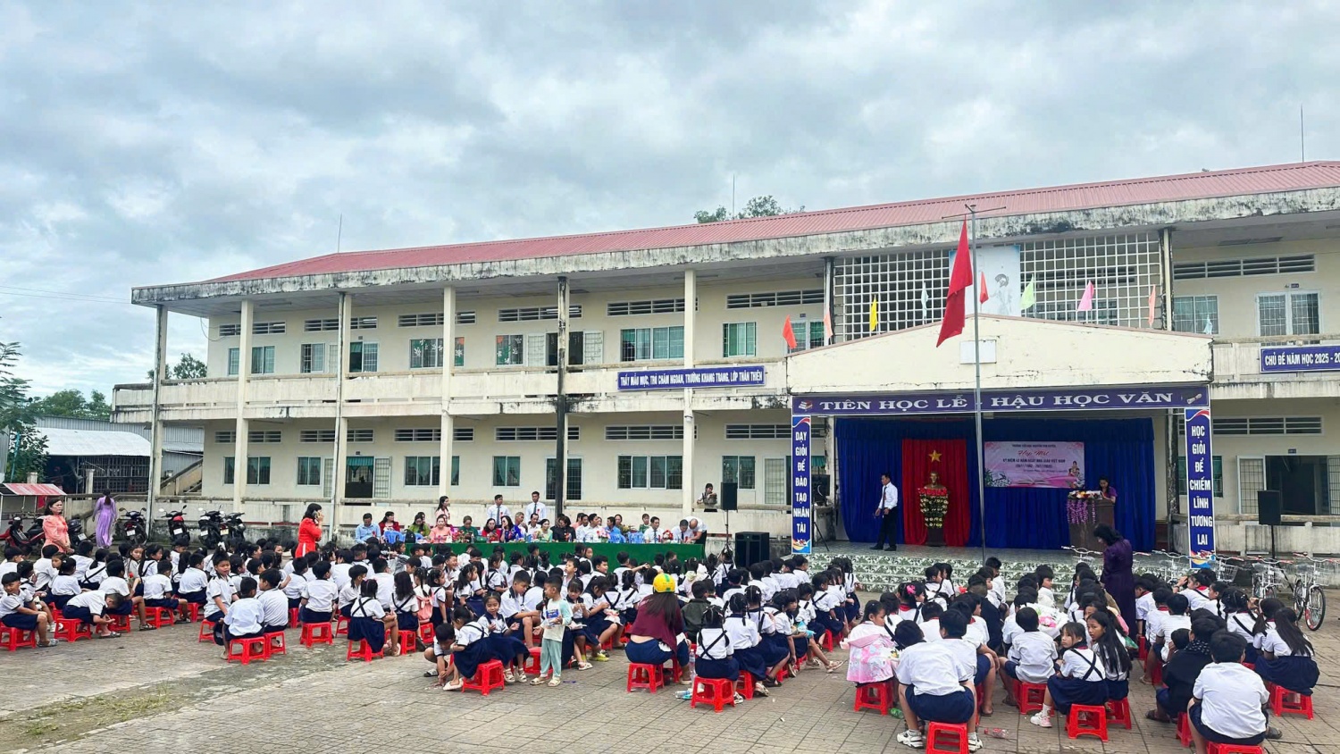 Chi nhánh Khí Tây Nam Bộ trao tặng 20 xe đạp cho học sinh nghèo tại Cà Mau