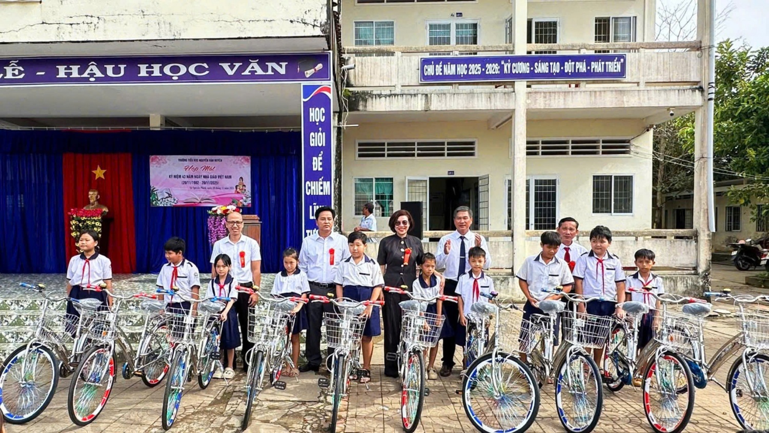 Chi nhánh Khí Tây Nam Bộ trao tặng 20 xe đạp cho học sinh nghèo tại Cà Mau
