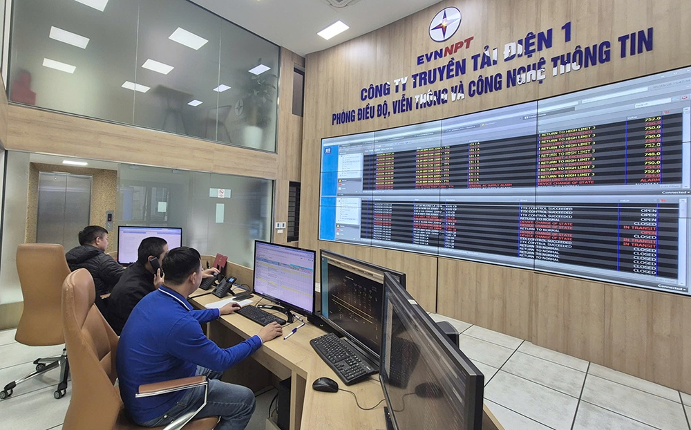 Những “người lính truyền tải” thầm lặng giữ dòng điện góp phần vào thành công Đại hội Đảng XIV