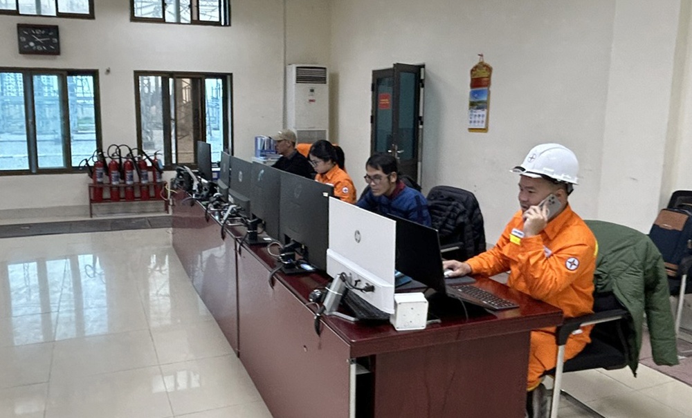 Những “người lính truyền tải” thầm lặng giữ dòng điện góp phần vào thành công Đại hội Đảng XIV