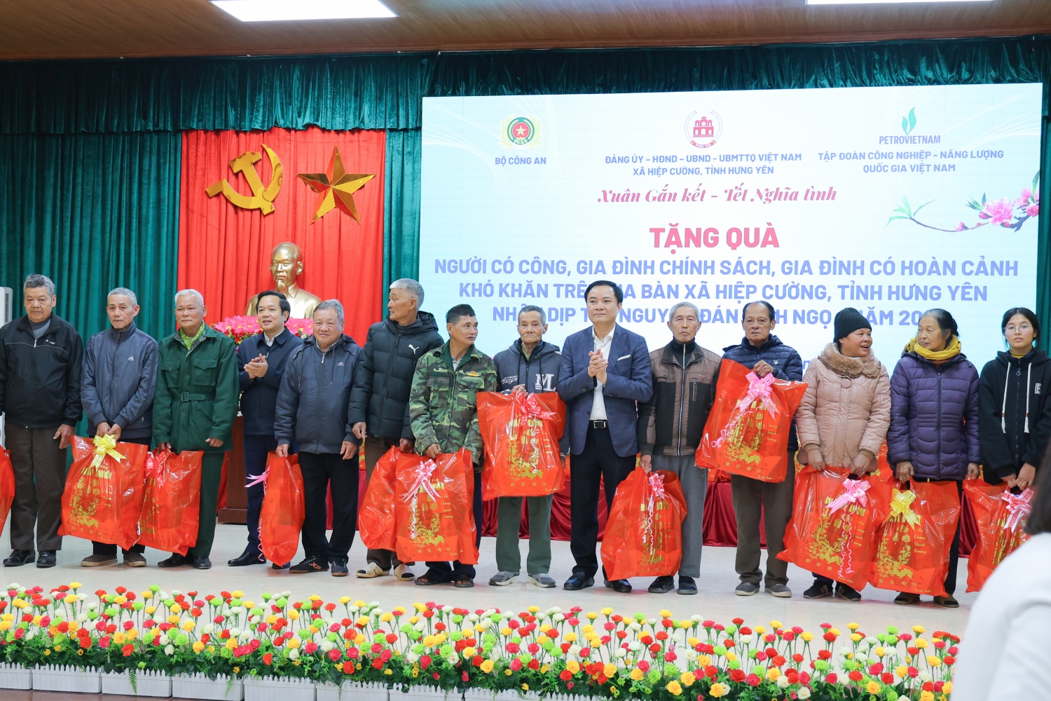 Petrovietnam đồng hành cùng nhân dân xã Hiệp Cường đón Xuân gắn kết   Tết nghĩa tình