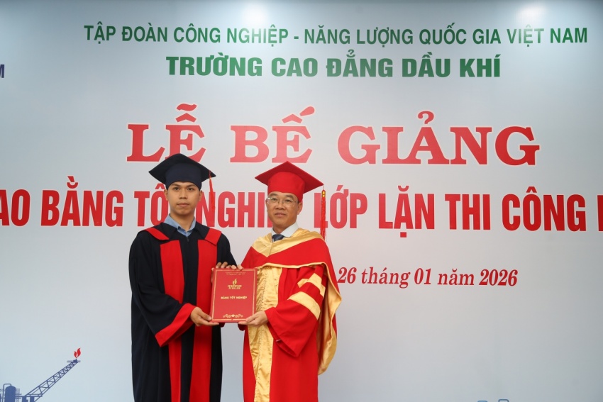 Trường Cao đẳng Dầu khí trao bằng tốt nghiệp cho 24 học sinh nghề Lặn thi công khóa 2024 PV College trao bằng tốt nghiệp cho 24 học sinh lớp Lặn thi công khóa 2024