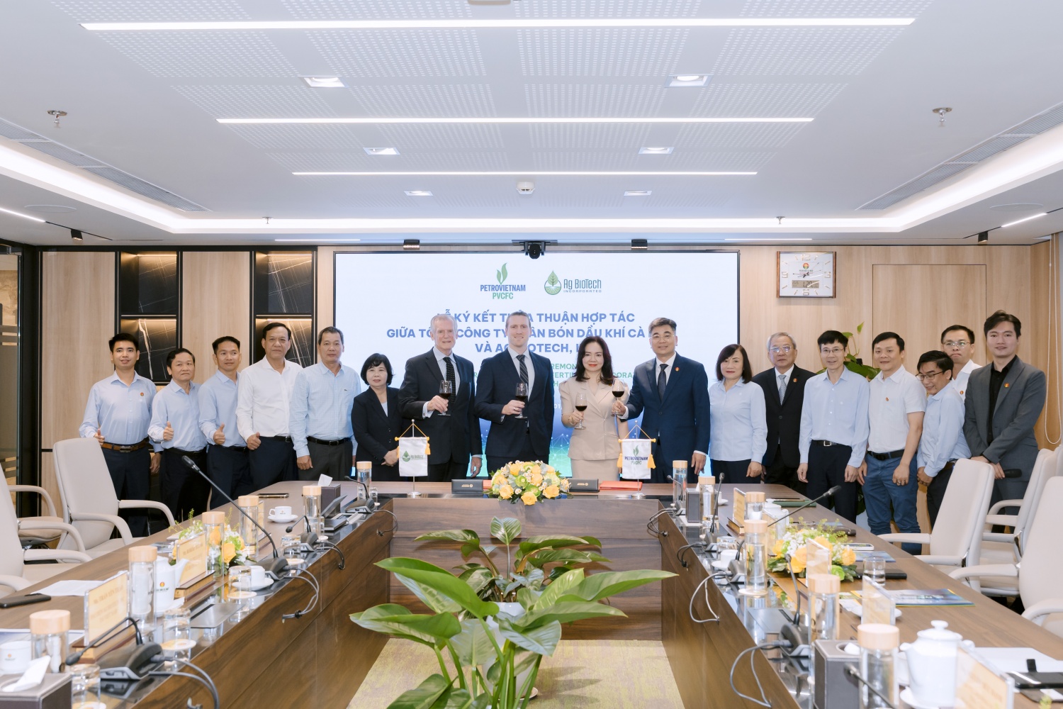 Phân bón Cà Mau và AG Biotech (Hoa Kỳ) ký kết hợp tác chiến lược về công nghệ sinh học Phân bón Cà Mau và AG Biotech (Hoa Kỳ) ký kết hợp tác chiến lược về công nghệ sinh học