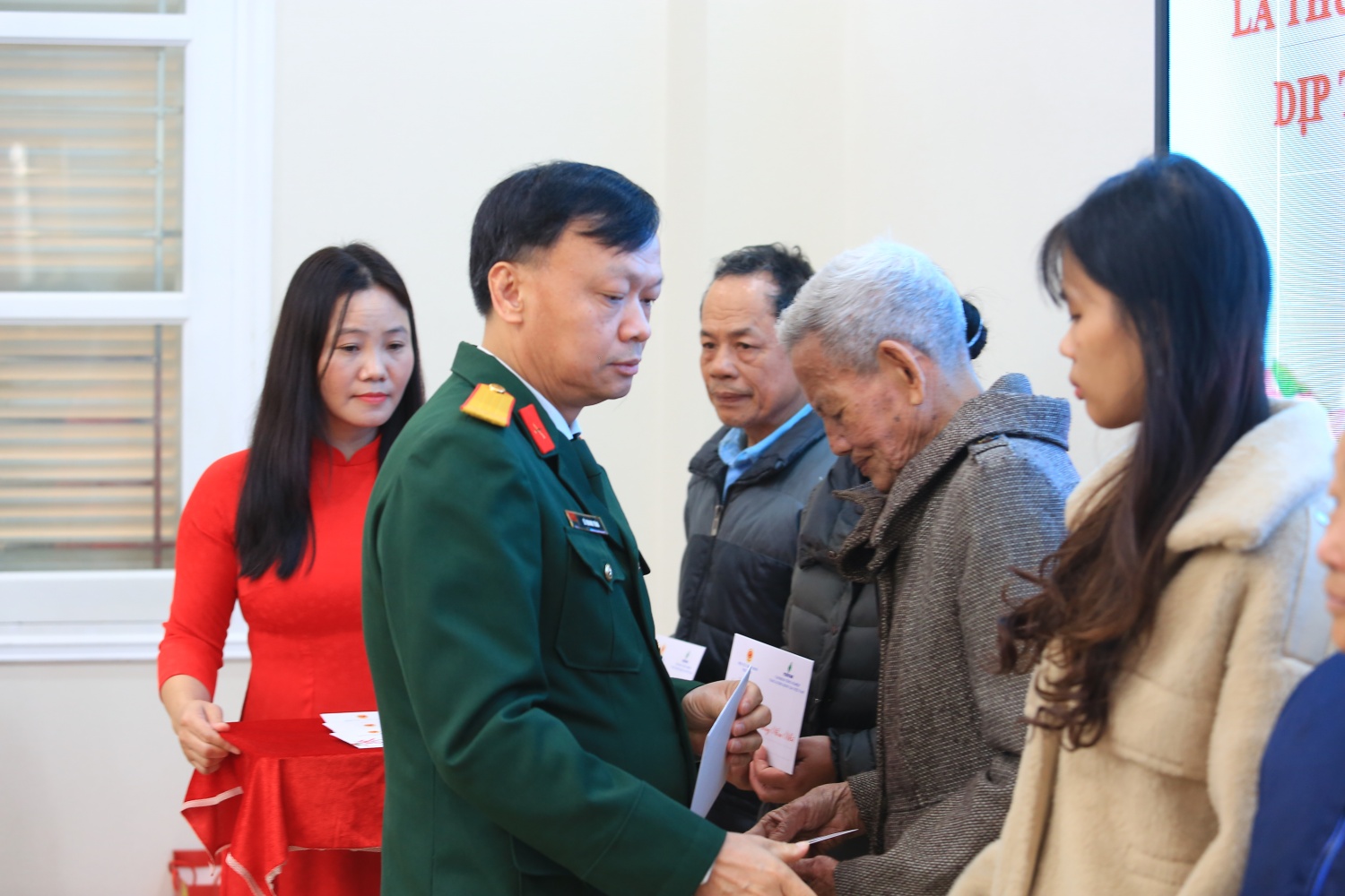 Hội CCB Petrovietnam trao quà Tết cho gia đình chính sách tại xã Thạch Thất (Hà Nội)