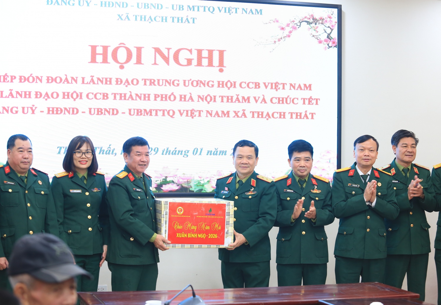 Hội CCB Petrovietnam trao quà Tết cho gia đình chính sách tại xã Thạch Thất (Hà Nội)