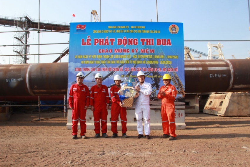 Vietsovpetro: Công đoàn Xí nghiệp Xây lắp phát động thi đua hoàn thành công trình BK26