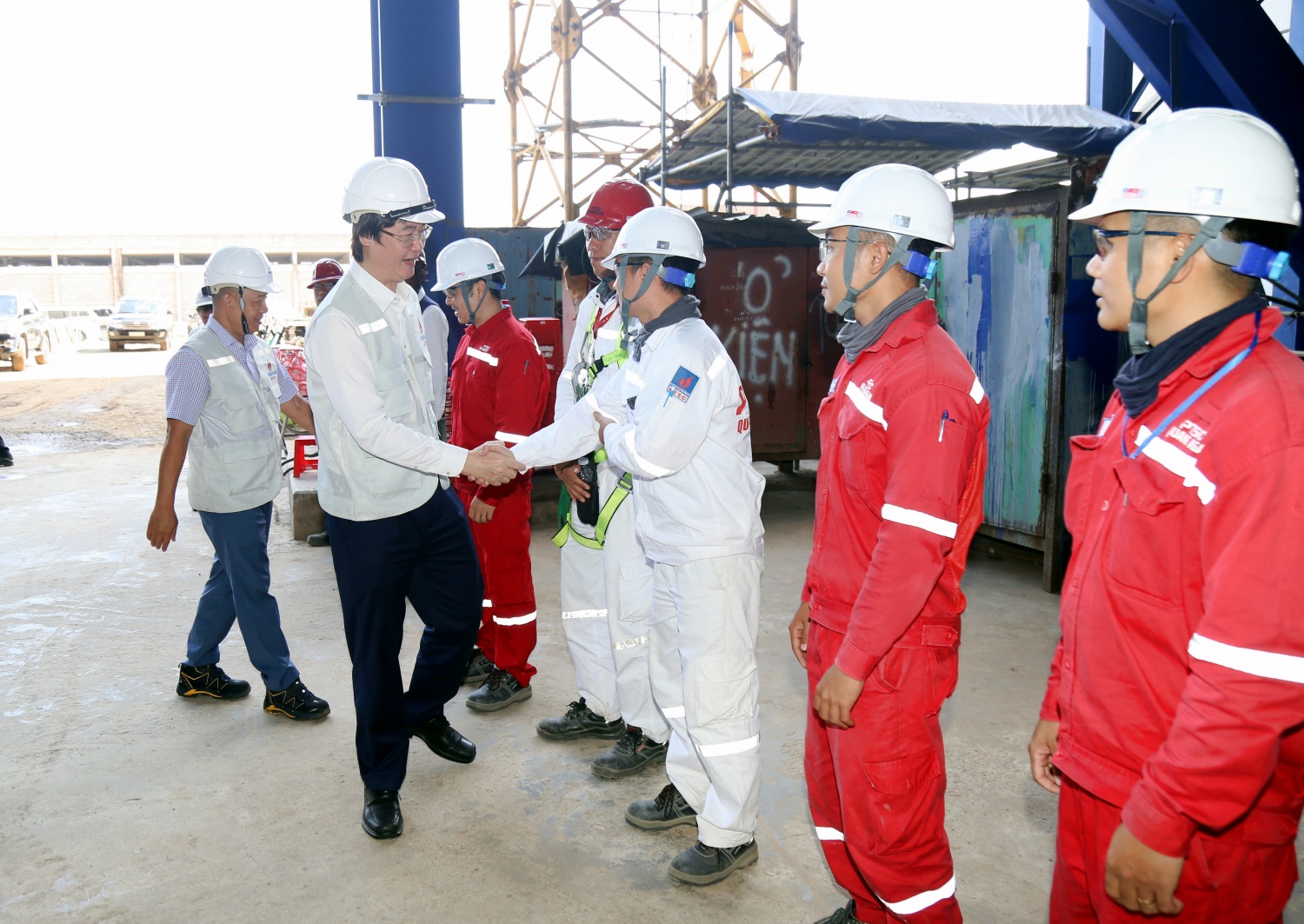 Công đoàn Petrovietnam thăm, động viên người lao động trên công trường dự án NMNĐ Long Phú 1