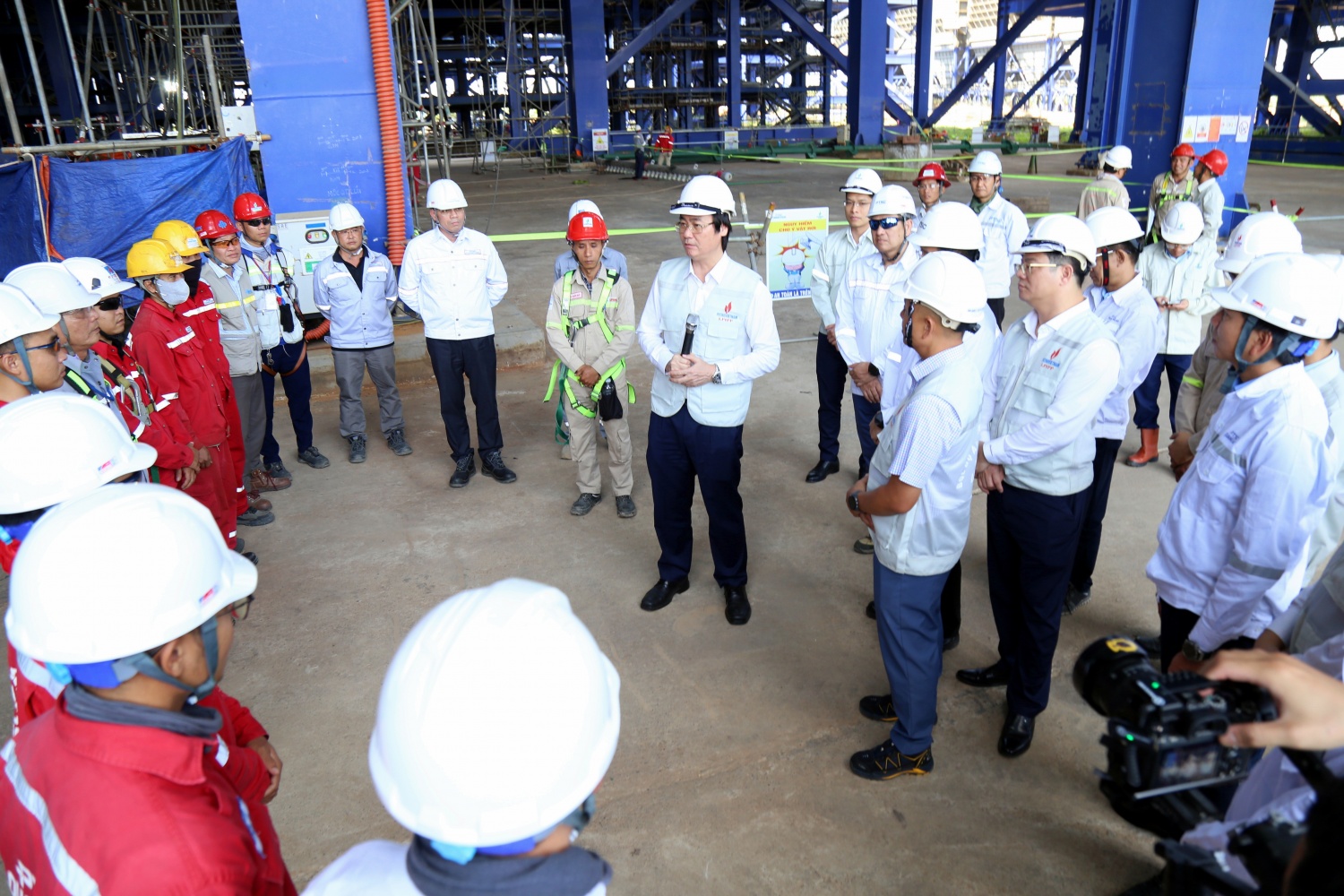 Công đoàn Petrovietnam thăm, động viên người lao động trên công trường dự án NMNĐ Long Phú 1